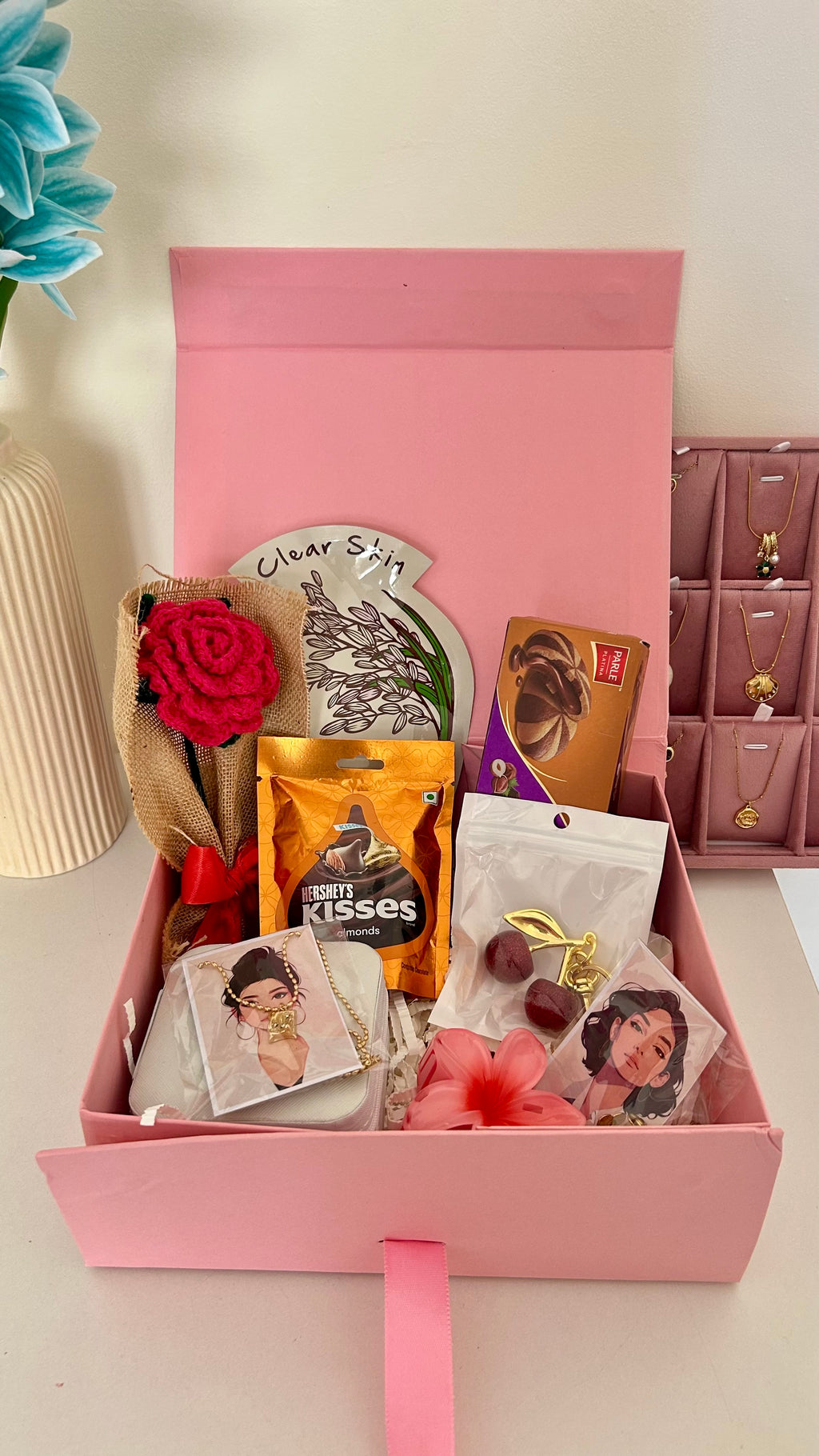 Gift Hamper (1899)